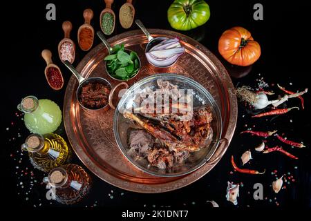 Braten Kopf eines Lammes. Traditionelles türkisches Offalgericht Kelle Sogus, Lammkopffleisch mit Brain Servierportion auf einem Kupferteller. Stockfoto