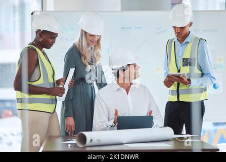 Architektur-, Bau- und Engineering-Team nutzt Technologie für die Innovations- und Entwicklungsplanung. Zusammenarbeit und Kommunikation in der Gruppe mit Stockfoto