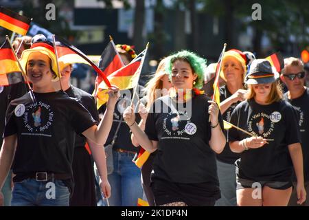 New York, NY, USA. 17. September 2022. Während der jährlichen Steuben Day Parade sind auf der Fifth Ave in New York City amerikanische und deutsche Flaggen zu sehen. (Bild: © Ryan Rahman/Pacific Press via ZUMA Press Wire) Stockfoto