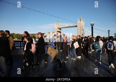 London, Großbritannien. 17. September 2022. Mitglieder der Öffentlichkeit stehen Schlange, um den Sarg ihrer Majestät Königin Elizabeth II. Zu sehen, die am Samstag, dem 17. September 2022, in der Westminster Hall in London im Staat liegt. Das Begräbnis von Königin Elizabeth II. Wird am Montag, dem 19.. September, in der Westminster Abbey stattfinden und voraussichtlich von führenden Persönlichkeiten aus der ganzen Welt besucht werden. Foto von Hugo Philpott/UPI Credit: UPI/Alamy Live News Stockfoto