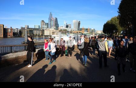 London, Großbritannien. 17. September 2022. Mitglieder der Öffentlichkeit stehen Schlange, um den Sarg ihrer Majestät Königin Elizabeth II. Zu sehen, die am Samstag, dem 17. September 2022, in der Westminster Hall in London im Staat liegt. Das Begräbnis von Königin Elizabeth II. Wird am Montag, dem 19.. September, in der Westminster Abbey stattfinden und voraussichtlich von führenden Persönlichkeiten aus der ganzen Welt besucht werden. Foto von Hugo Philpott/UPI Credit: UPI/Alamy Live News Stockfoto