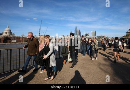 London, Großbritannien. 17. September 2022. Mitglieder der Öffentlichkeit stehen Schlange, um den Sarg ihrer Majestät Königin Elizabeth II. Zu sehen, die am Samstag, dem 17. September 2022, in der Westminster Hall in London im Staat liegt. Das Begräbnis von Königin Elizabeth II. Wird am Montag, dem 19.. September, in der Westminster Abbey stattfinden und voraussichtlich von führenden Persönlichkeiten aus der ganzen Welt besucht werden. Foto von Hugo Philpott/UPI Credit: UPI/Alamy Live News Stockfoto