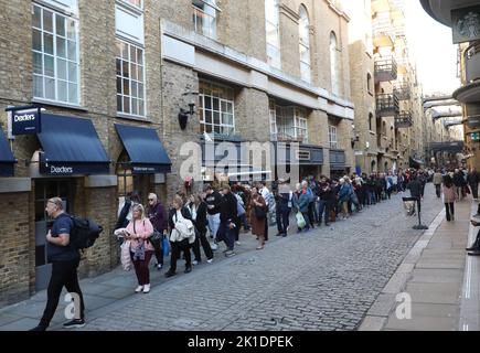 London, Großbritannien. 17. September 2022. Mitglieder der Öffentlichkeit stehen Schlange, um den Sarg ihrer Majestät Königin Elizabeth II. Zu sehen, die am Samstag, dem 17. September 2022, in der Westminster Hall in London im Staat liegt. Das Begräbnis von Königin Elizabeth II. Wird am Montag, dem 19.. September, in der Westminster Abbey stattfinden und voraussichtlich von führenden Persönlichkeiten aus der ganzen Welt besucht werden. Foto von Hugo Philpott/UPI Credit: UPI/Alamy Live News Stockfoto