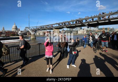 London, Großbritannien. 17. September 2022. Mitglieder der Öffentlichkeit stehen Schlange, um den Sarg ihrer Majestät Königin Elizabeth II. Zu sehen, die am Samstag, dem 17. September 2022, in der Westminster Hall in London im Staat liegt. Das Begräbnis von Königin Elizabeth II. Wird am Montag, dem 19.. September, in der Westminster Abbey stattfinden und voraussichtlich von führenden Persönlichkeiten aus der ganzen Welt besucht werden. Foto von Hugo Philpott/UPI Credit: UPI/Alamy Live News Stockfoto