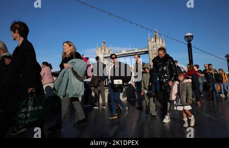 London, Großbritannien. 17. September 2022. Mitglieder der Öffentlichkeit stehen Schlange, um den Sarg ihrer Majestät Königin Elizabeth II. Zu sehen, die am Samstag, dem 17. September 2022, in der Westminster Hall in London im Staat liegt. Das Begräbnis von Königin Elizabeth II. Wird am Montag, dem 19.. September, in der Westminster Abbey stattfinden und voraussichtlich von führenden Persönlichkeiten aus der ganzen Welt besucht werden. Foto von Hugo Philpott/UPI Credit: UPI/Alamy Live News Stockfoto