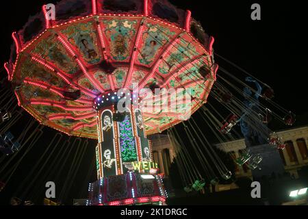 München, Deutschland. 17. September 2022. Ein beleuchtetes Kettenkarussell dreht sich auf dem Münchner Oktoberfest 187. vor dem Bayern. Das Münchner Oktoberfest findet bis zum 3. Oktober auf der Theresienwiese statt. Quelle: Felix Hörhager/dpa/Alamy Live News Stockfoto