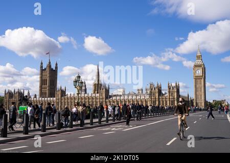 Menschen, die sich an den Warteschlangen entlang des Südufers der Themse anschlossen, um der Königin, die in der Westminster Hall London UK liegt, ihren Respekt zu erweisen Stockfoto