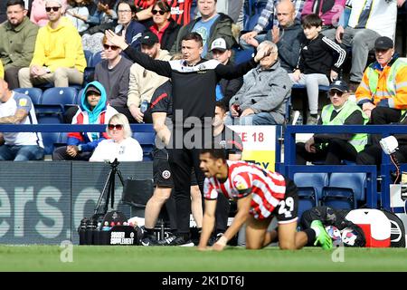 Der Manager von Sheffield United, Paul Heckingbottom, bittet den Schiedsrichter um ein Foul, da Iliman Ndiaye von Sheffield United vor ihm am Boden steht. EFL Skybet Championship Match, Preston North End gegen Sheffield Utd im Deepdale Stadium in Preston am Samstag, 17.. September 2022. Dieses Bild darf nur für redaktionelle Zwecke verwendet werden. Nur zur redaktionellen Verwendung, Lizenz für kommerzielle Nutzung erforderlich. Keine Verwendung bei Wetten, Spielen oder Veröffentlichungen in einem Club/einer Liga/einem Spieler.pic von Chris Stading/Andrew Orchard Sports Photography/Alamy Live News Stockfoto