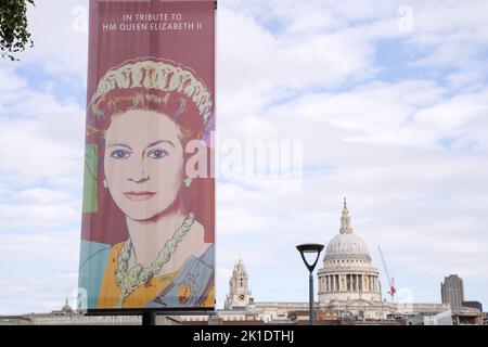 Porträt von HM, der Königin Elizabeth II., gesehen in South Bank London UK Stockfoto