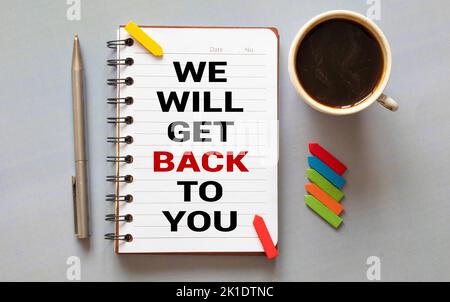 Nahaufnahme eines Geschäftsmannes mit einer Karte mit Text, DEN WIR IHNEN ZUSCHREIBEN. Stockfoto