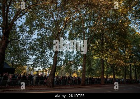 London, Großbritannien. 17. September 2022. Nach dem Tod der britischen Königin Elizabeth in London, Großbritannien, 17. September 2022, stehen die Menschen im St. James Park Schlange, um in den Green Park zu kommen, um Ehrungen zu platzieren (Foto: © May James/ZUMA Press Wire) Stockfoto