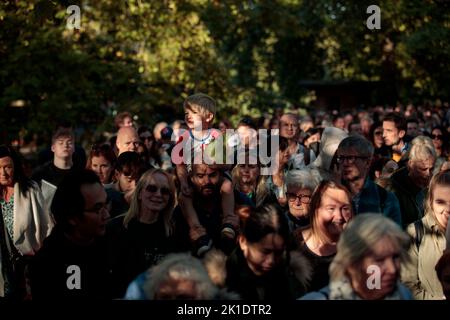 London, Großbritannien. 17. September 2022. Nach dem Tod der britischen Königin Elizabeth in London, Großbritannien, 17. September 2022, stehen die Menschen im St. James Park Schlange, um in den Green Park zu kommen, um Ehrungen zu platzieren (Foto: © May James/ZUMA Press Wire) Stockfoto