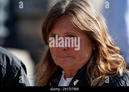 London, Großbritannien. 17. September 2022. Eine Dame reagiert nach dem Besuch des Sarges der britischen Königin Elizabeth in der Westminster Hall in London, Großbritannien, 17. September 2022 (Foto: © May James/ZUMA Press Wire) Stockfoto