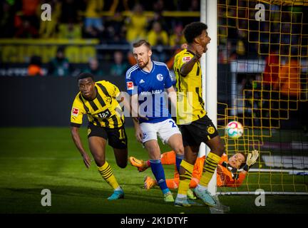 Torjubel: Youssoufa Moukoko (BVB), Karim Adeyemi (BVB) - Thomas Ouwejan (S04), Alexander Schwolow (S04) enttäuscht Borussia Dortmund - FC Schalke 04 1 Stockfoto