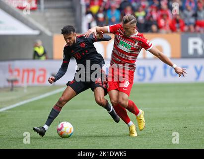 Augsburg. 17. September 2022. Noussair Mazraoui (L) von Bayern München steht mit Ermedin Demirovic von Augsburg während des Bundesligaspiels der ersten Liga zwischen dem FC Augsburg und dem FC Bayern München am 17. September 2022 in Augsburg auf dem Spiel. Quelle: Philippe Ruiz/Xinhua/Alamy Live News Stockfoto