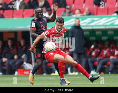 Augsburg. 17. September 2022. Sadio Mane (L) von Bayern München steht mit Maximilian Bauer aus Augsburg beim Bundesligaspiel der 1. Liga zwischen dem FC Augsburg und dem Bayern München in Augsburg am 17. September 2022 auf dem Spiel. Quelle: Philippe Ruiz/Xinhua/Alamy Live News Stockfoto