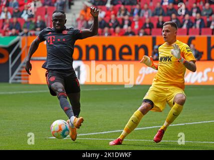 Augsburg. 17. September 2022. Sadio Mane (L) von Bayern München steuert den Ball beim Bundesliga-Fußballspiel der ersten Liga zwischen dem FC Augsburg und dem Bayern München in Augsburg, Deutschland, am 17. September 2022. Quelle: Philippe Ruiz/Xinhua/Alamy Live News Stockfoto