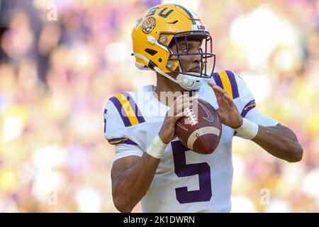 17. September 2022: LSU Quarterback Jayden Daniels (5) rollt aus der Tasche und sucht während der NCAA-Fußballspiel-Action zwischen den Mississippi St. Bulldogs und den LSU Tigers im Tiger Stadium in Baton Rouge, LA, nach einem Empfänger. Jonathan Mailhes/CSM Stockfoto