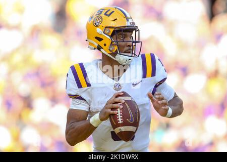 17. September 2022: LSU Quarterback Jayden Daniels (5) rollt aus der Tasche und sucht während der NCAA-Fußballspiel-Action zwischen den Mississippi St. Bulldogs und den LSU Tigers im Tiger Stadium in Baton Rouge, LA, nach einem Empfänger. Jonathan Mailhes/CSM Stockfoto