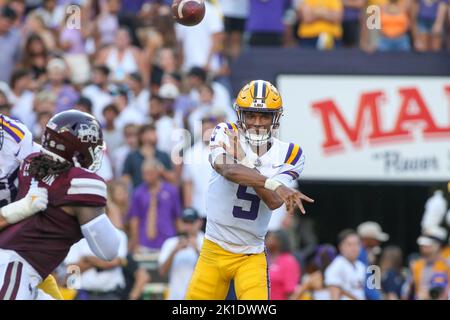 17. September 2022: Der LSU Quarterback Jayden Daniels (5) liefert während der NCAA-Fußballspiele zwischen den Mississippi St. Bulldogs und den LSU Tigers im Tiger Stadium in Baton Rouge, LA, einen Pass in die Wohnungen aus. Jonathan Mailhes/CSM Stockfoto