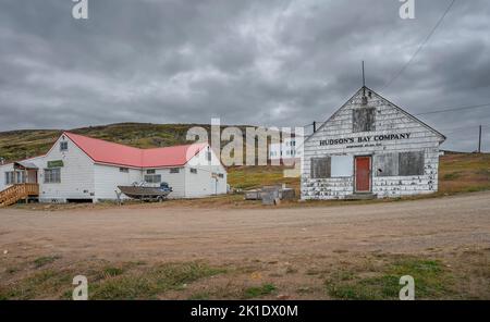 Apex, Nunavut, Kanada – 31. August 2022: Außenansicht des historischen Gebäudes der Hudson’s Bay Company aus Holz Stockfoto