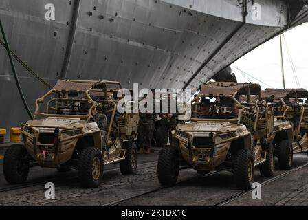 GDYNIA, Polen. 17. September 2022. Marineinfanteristen und Matrosen, die in ihren UTVs (Utility Task Vehicles) sitzen, sahen, wie sie auf die USS Kearsarge (LHD-3) warteten, die im Hafen von Gdynia festgemacht war. USS Kearsage, ein Landungsschiff der US Navy Wasp, besucht den Hafen von Gdynia, um das Engagement der US Navy und des US Marine Corps für die Ostsee zu unterstreichen und die Beziehungen zwischen den USA und Polen, einem wichtigen NATO-Verbündeten, zu stärken. Kredit: ASWphoto/Alamy Live Nachrichten Stockfoto