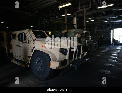 GDYNIA, Polen. 17. September 2022. Militärfahrzeuge an Bord der USS Kearsarge (LHD-3) vertäuten im Hafen von Gdynia. USS Kearsage, ein Landungsschiff der US Navy Wasp, besucht den Hafen von Gdynia, um das Engagement der US Navy und des US Marine Corps für die Ostsee zu unterstreichen und die Beziehungen zwischen den USA und Polen, einem wichtigen NATO-Verbündeten, zu stärken. Kredit: ASWphoto/Alamy Live Nachrichten Stockfoto