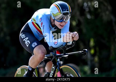 Die Belgierin Lotte Kopecky wurde während des Einzelzeitfahrens der Damen bei der UCI Road World Championships Cycling 2022 in Wollongong, Australien, am Sonntag, 18. September 2022, in Aktion gezeigt. Die Worlds finden vom 18. Bis 25. September statt. BELGA FOTO DIRK WAEM Stockfoto