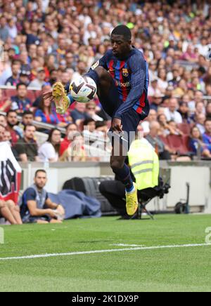 Sabadell, Barcelona, Spanien. 17. September 2022. Barcelona Spanien 17.09.2022 Ousmane Dembele (FC Barcelona) kontrolliert den Ball während der La Liga Santander zwischen FC Barcelona und Elche CF am 17. September 2022 im Camp Nou in Barcelona. (Bild: © Xavi Urgeles/ZUMA Press Wire) Stockfoto