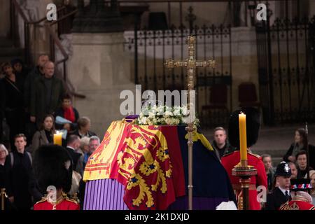 London, Großbritannien. 17. September 2022. Mitglieder der Öffentlichkeit zollen ihren Respekt, wenn sie am 17. September 2022 den Sarg von Königin Elizabeth II. In der Nacht passieren, der im Staat in der Westminster Hall im Palace of Westminster in London, Großbritannien, liegt. Foto von Raphael Lafargue/ABACAPRESS.COM Quelle: Abaca Press/Alamy Live News Stockfoto