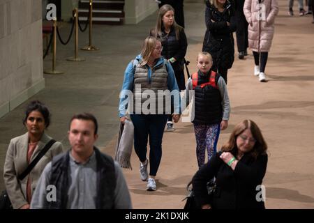 London, Großbritannien. 17. September 2022. Mitglieder der Öffentlichkeit zollen ihren Respekt, wenn sie am 17. September 2022 den Sarg von Königin Elizabeth II. In der Nacht passieren, der im Staat in der Westminster Hall im Palace of Westminster in London, Großbritannien, liegt. Foto von Raphael Lafargue/ABACAPRESS.COM Quelle: Abaca Press/Alamy Live News Stockfoto