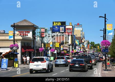 Niagara Falls, Kanada - 13. August 2022: Die geschäftige Victoria Avenue in Niagara Falls, eine Stadt, die jedes Jahr Millionen von Touristen anzieht. Stockfoto