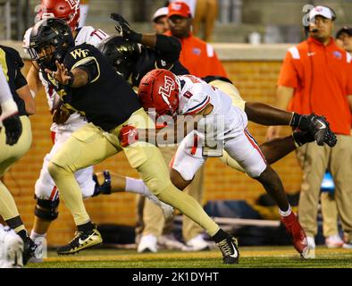 17. September 2022: Ryan Smenda, Jr. (5), Senior von Wake Forest, erholt sich im Vierteljahr 4., als Christian Turner (0), Junior von Wake Forest, versucht, ihn zu senken. NCAA-Fußballspiel zwischen der Liberty University und dem Wake Forest im Truist Field, Winston-Salem, North Carolina. David Beach/CSM Stockfoto