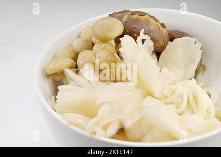 Essbare Pilze sind die fleischigen und essbaren Fruchtkörper mehrerer Arten von Makrofungi und enthalten viele Pilzarten, die entweder geerntet werden Wil Stockfoto