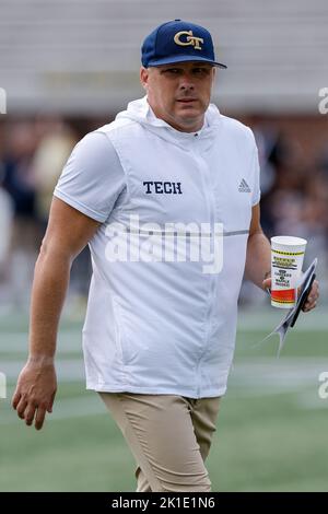 Atlanta, Georgia. 17. September 2022. Geoff Collins, Cheftrainer der Georgia Tech, spielte vor dem NCAA-Fußballspiel mit den Georgia Tech Yellow Jackets und den Ole Miss Rebels im Bobby Dodd Stadium auf dem Campus der Georgia Tech in Atlanta, Georgia. Ole Miss schließt die Gelben Jacken aus, 42-0. Cecil Copeland/CSM/Alamy Live News Stockfoto