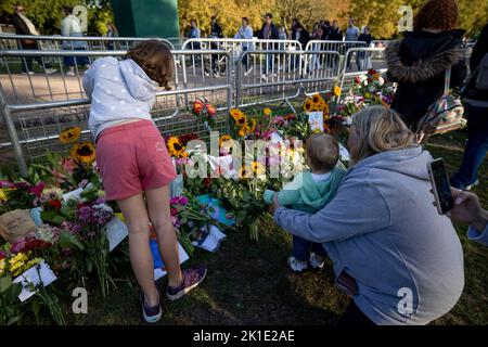 Windsor, Großbritannien. 17. September 2022. Eine Familie sah, wie sie die Blumenverehrungen vor Windsor Castle betrachtte. Scharen von Trauernden und Verfemern aus der ganzen Welt kommen weiterhin nach Windsor Castle, um Königin Elizabeth II. Zu ehren, die am 8.. September 2022 starb. (Foto von Hesther Ng/SOPA Images/Sipa USA) Quelle: SIPA USA/Alamy Live News Stockfoto