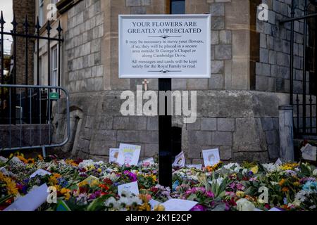 Windsor, Großbritannien. 17. September 2022. Eine Tafel, die im Blumenverehrungsbereich außerhalb von Windsor Castle zu sehen ist. Scharen von Trauernden und Verfemern aus der ganzen Welt kommen weiterhin nach Windsor Castle, um Königin Elizabeth II. Zu ehren, die am 8.. September 2022 starb. (Foto von Hesther Ng/SOPA Images/Sipa USA) Quelle: SIPA USA/Alamy Live News Stockfoto
