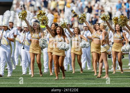 Atlanta, Georgia. 17. September 2022. Die Yellow Jacket Marching Band von Georgia Tech tritt vor dem NCAA-Fußballspiel mit den Georgia Tech Yellow Jackets und den Ole Miss Rebels auf, das im Bobby Dodd Stadium auf dem Campus der Georgia Tech in Atlanta, Georgia, gespielt wurde. Ole Miss schließt die Gelben Jacken aus, 42-0. Cecil Copeland/CSM/Alamy Live News Stockfoto