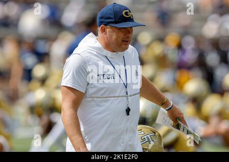 Atlanta, Georgia. 17. September 2022. Geoff Collins, Cheftrainer der Georgia Tech, spielte vor dem NCAA-Fußballspiel mit den Georgia Tech Yellow Jackets und den Ole Miss Rebels im Bobby Dodd Stadium auf dem Campus der Georgia Tech in Atlanta, Georgia. Ole Miss schließt die Gelben Jacken aus, 42-0. Cecil Copeland/CSM/Alamy Live News Stockfoto