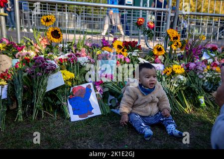 Windsor, Großbritannien. 17. September 2022. Ein Kleinkind sah neben den Blumenschmuck vor Windsor Castle sitzen. Scharen von Trauernden und Verfemern aus der ganzen Welt kommen weiterhin nach Windsor Castle, um Königin Elizabeth II. Zu ehren, die am 8.. September 2022 starb. (Foto von Hesther Ng/SOPA Images/Sipa USA) Quelle: SIPA USA/Alamy Live News Stockfoto