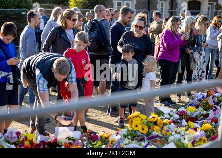 Windsor, Großbritannien. 17. September 2022. Familien sahen, wie sie die Grußkarte im Blumenverehrerbereich vor Windsor Castle lasen. Scharen von Trauernden und Verfemern aus der ganzen Welt kommen weiterhin nach Windsor Castle, um Königin Elizabeth II. Zu ehren, die am 8.. September 2022 starb. (Foto von Hesther Ng/SOPA Images/Sipa USA) Quelle: SIPA USA/Alamy Live News Stockfoto