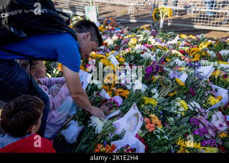 Windsor, Großbritannien. 17. September 2022. Ein Trauermann sah, wie er die Grußkarte im Blumenverehrerbereich vor Windsor Castle las. Scharen von Trauernden und Verfemern aus der ganzen Welt kommen weiterhin nach Windsor Castle, um Königin Elizabeth II. Zu ehren, die am 8.. September 2022 starb. Kredit: SOPA Images Limited/Alamy Live Nachrichten Stockfoto