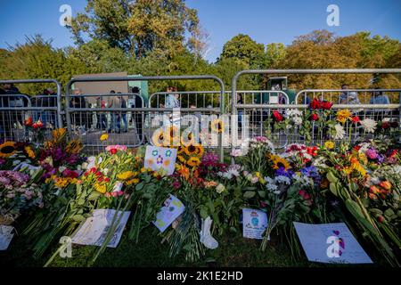 Windsor, Großbritannien. 17. September 2022. Zeichnungen und Postkarten mit Blumenmotiven vor dem Schloss Windsor. Scharen von Trauernden und Verfemern aus der ganzen Welt kommen weiterhin nach Windsor Castle, um Königin Elizabeth II. Zu ehren, die am 8.. September 2022 starb. Kredit: SOPA Images Limited/Alamy Live Nachrichten Stockfoto