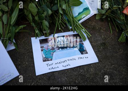 Windsor, Großbritannien. 17. September 2022. Eine handgeschriebene Nachricht von einem Kind, das im Blumenverehrerbereich außerhalb von Windsor Castle gesehen wurde. Scharen von Trauernden und Verfemern aus der ganzen Welt kommen weiterhin nach Windsor Castle, um Königin Elizabeth II. Zu ehren, die am 8.. September 2022 starb. Kredit: SOPA Images Limited/Alamy Live Nachrichten Stockfoto