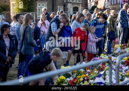 Windsor, Großbritannien. 17. September 2022. Familien sahen, wie sie die Grußkarte im Blumenverehrerbereich vor Windsor Castle lasen. Scharen von Trauernden und Verfemern aus der ganzen Welt kommen weiterhin nach Windsor Castle, um Königin Elizabeth II. Zu ehren, die am 8.. September 2022 starb. Kredit: SOPA Images Limited/Alamy Live Nachrichten Stockfoto
