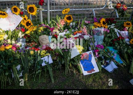 Windsor, Großbritannien. 17. September 2022. Zeichnungen von Paddington Bear, die in der Blumenverehrergegend vor Windsor Castle zu sehen sind. Scharen von Trauernden und Verfemern aus der ganzen Welt kommen weiterhin nach Windsor Castle, um Königin Elizabeth II. Zu ehren, die am 8.. September 2022 starb. Kredit: SOPA Images Limited/Alamy Live Nachrichten Stockfoto