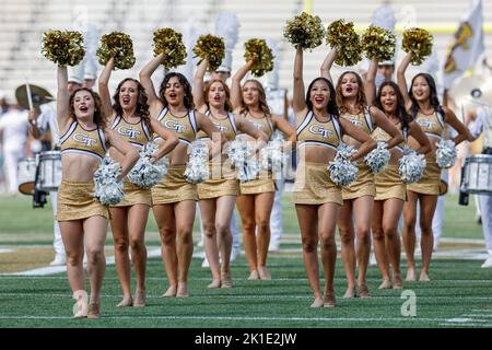 Atlanta, Georgia. 17. September 2022. Die Yellow Jacket Marching Band von Georgia Tech tritt vor dem NCAA-Fußballspiel mit den Georgia Tech Yellow Jackets und den Ole Miss Rebels auf, das im Bobby Dodd Stadium auf dem Campus der Georgia Tech in Atlanta, Georgia, gespielt wurde. Ole Miss schließt die Gelben Jacken aus, 42-0. Cecil Copeland/CSM/Alamy Live News Stockfoto