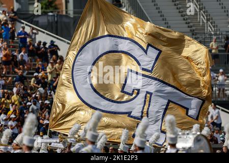 Atlanta, Georgia. 17. September 2022. Die Yellow Jacket Marching Band von Georgia Tech tritt vor dem NCAA-Fußballspiel mit den Georgia Tech Yellow Jackets und den Ole Miss Rebels auf, das im Bobby Dodd Stadium auf dem Campus der Georgia Tech in Atlanta, Georgia, gespielt wurde. Ole Miss schließt die Gelben Jacken aus, 42-0. Cecil Copeland/CSM/Alamy Live News Stockfoto