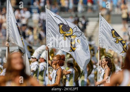 Atlanta, Georgia. 17. September 2022. Die Yellow Jacket Marching Band von Georgia Tech tritt vor dem NCAA-Fußballspiel mit den Georgia Tech Yellow Jackets und den Ole Miss Rebels auf, das im Bobby Dodd Stadium auf dem Campus der Georgia Tech in Atlanta, Georgia, gespielt wurde. Ole Miss schließt die Gelben Jacken aus, 42-0. Cecil Copeland/CSM/Alamy Live News Stockfoto