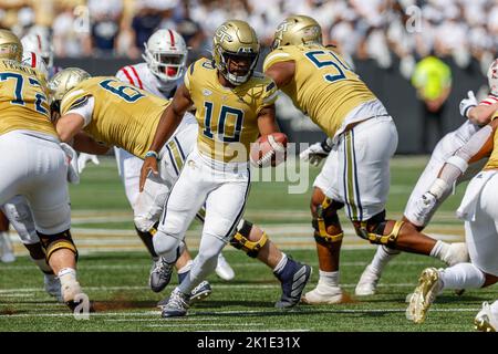 Atlanta, Georgia. 17. September 2022. Jeff Sims (10) von Georgia Tech war während des NCAA-Fußballspiels mit den Georgia Tech Yellow Jackets und den Ole Miss Rebels im Bobby Dodd Stadium auf dem Campus der Georgia Tech in Atlanta, Georgia, in Aktion. Ole Miss schließt die Gelben Jacken aus, 42-0. Cecil Copeland/CSM/Alamy Live News Stockfoto
